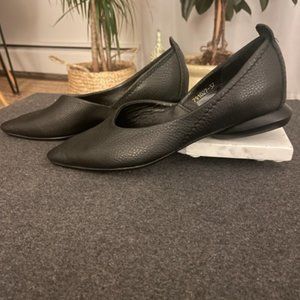 Elegant and trendy Yuko Imanishi size 7 black flat shoes